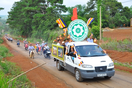 Xe hoa thắp sáng khắp nẻo đường tại huyện hội Phật giáo Đăk R'Lấp