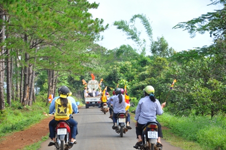 Xe hoa thắp sáng khắp nẻo đường tại huyện hội Phật giáo Đăk R'Lấp