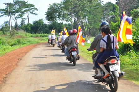 Xe hoa thắp sáng khắp nẻo đường tại huyện hội Phật giáo Đăk R'Lấp