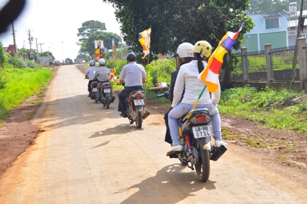 Xe hoa thắp sáng khắp nẻo đường tại huyện hội Phật giáo Đăk R'Lấp