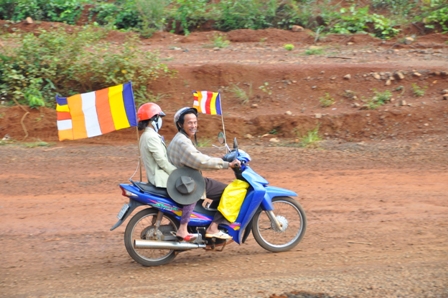 Xe hoa thắp sáng khắp nẻo đường tại huyện hội Phật giáo Đăk R'Lấp