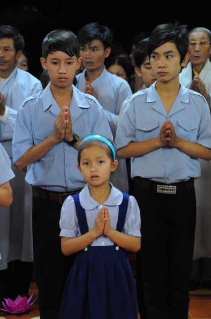 Thắp nến tri ân mùa Báo Hiếu