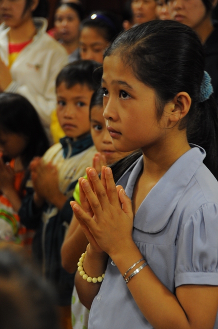 Thắp nến tri ân mùa Báo Hiếu