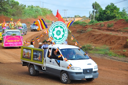 Xe hoa thắp sáng khắp nẻo đường tại huyện hội Phật giáo Đăk R'Lấp