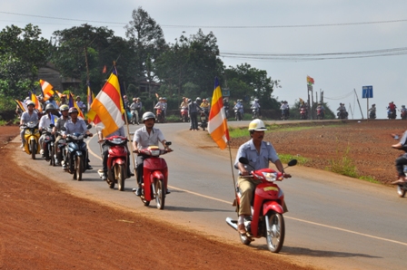 Xe hoa thắp sáng khắp nẻo đường tại huyện hội Phật giáo Đăk R'Lấp