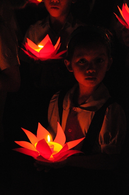 Thắp nến tri ân mùa Báo Hiếu