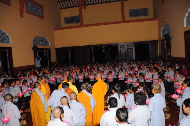 Thắp nến tri ân mùa Báo Hiếu