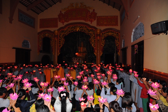 Thắp nến tri ân mùa Báo Hiếu