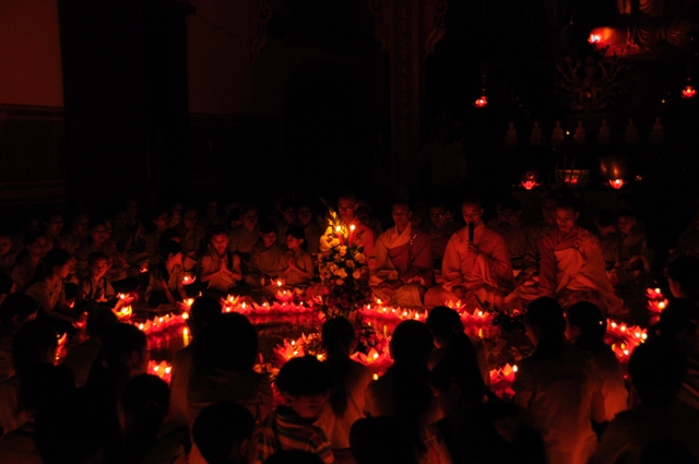 Thắp nến tri ân mùa Báo Hiếu