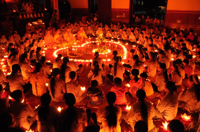 Thắp nến tri ân mùa Báo Hiếu