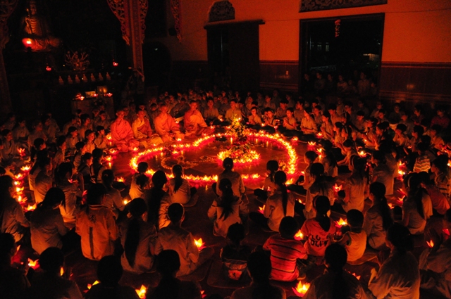 Thắp nến tri ân mùa Báo Hiếu