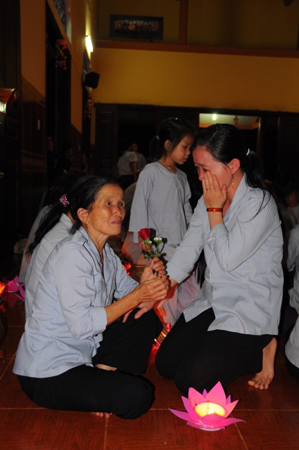 Thắp nến tri ân mùa Báo Hiếu