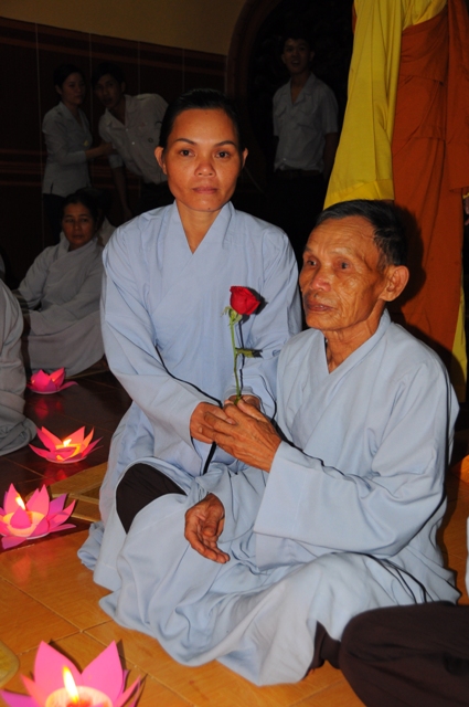 Thắp nến tri ân mùa Báo Hiếu