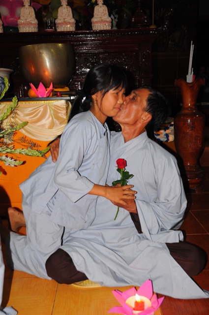 Thắp nến tri ân mùa Báo Hiếu