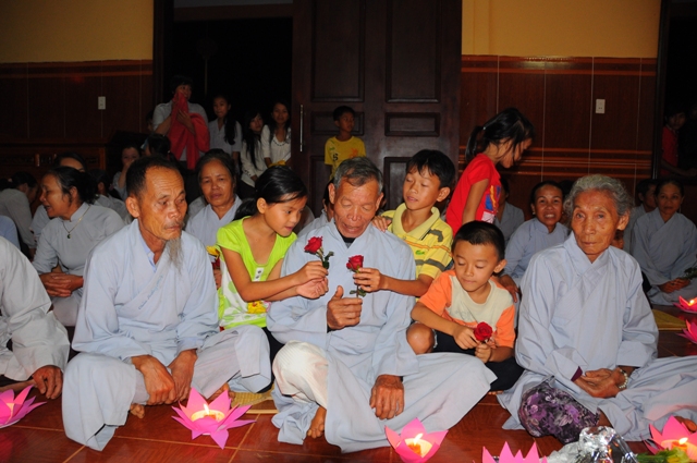 Thắp nến tri ân mùa Báo Hiếu