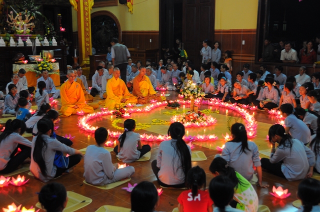 Thắp nến tri ân mùa Báo Hiếu