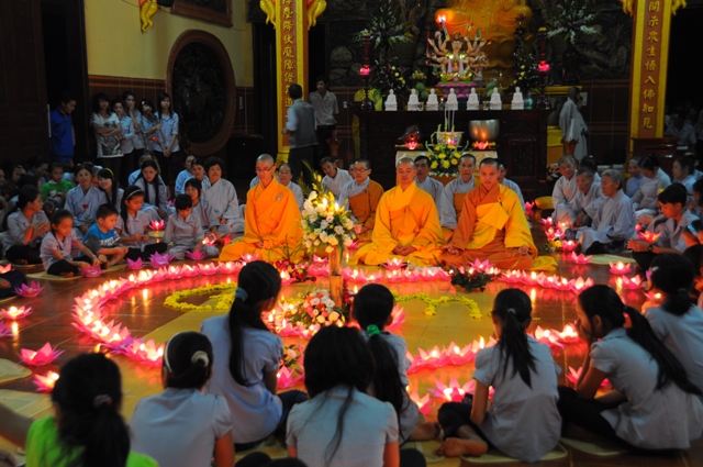 Thắp nến tri ân mùa Báo Hiếu