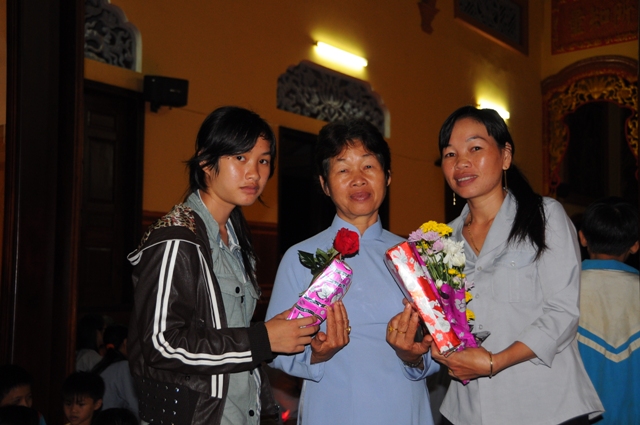 Thắp nến tri ân mùa Báo Hiếu