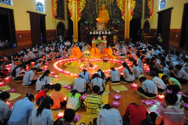 Thắp nến tri ân mùa Báo Hiếu