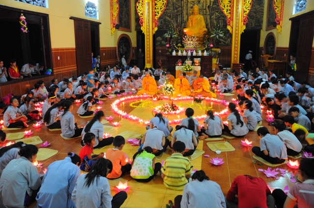 Thắp nến tri ân mùa Báo Hiếu