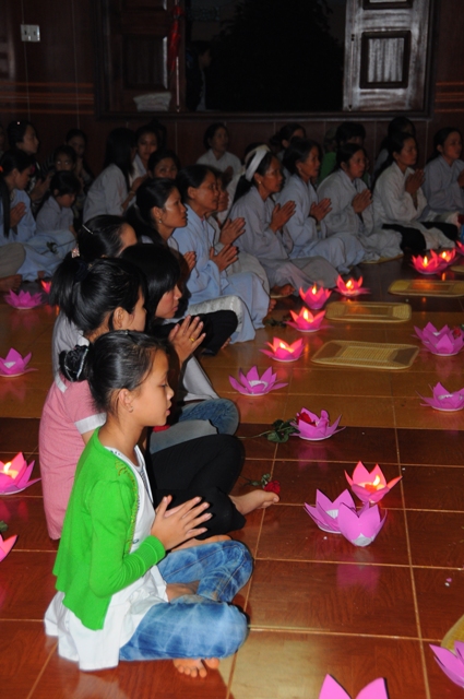 Thắp nến tri ân mùa Báo Hiếu