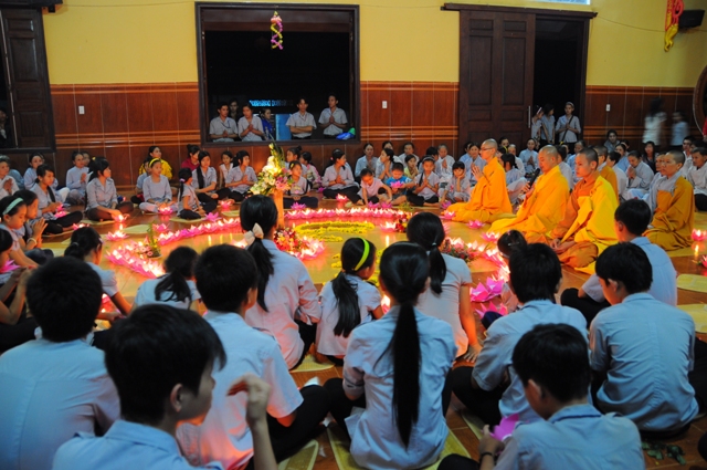 Thắp nến tri ân mùa Báo Hiếu