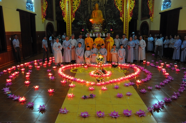 Thắp nến tri ân mùa Báo Hiếu