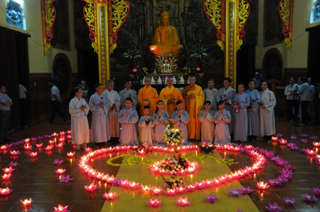 Thắp nến tri ân mùa Báo Hiếu