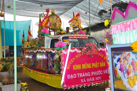 Xe hoa thắp sáng khắp nẻo đường tại huyện hội Phật giáo Đăk R'Lấp