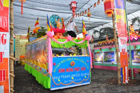 Xe hoa thắp sáng khắp nẻo đường tại huyện hội Phật giáo Đăk R'Lấp