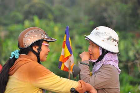 Xe hoa thắp sáng khắp nẻo đường tại huyện hội Phật giáo Đăk R'Lấp