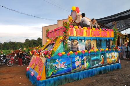 Xe hoa thắp sáng khắp nẻo đường tại huyện hội Phật giáo Đăk R'Lấp