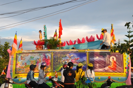 Xe hoa thắp sáng khắp nẻo đường tại huyện hội Phật giáo Đăk R'Lấp