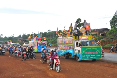 Xe hoa thắp sáng khắp nẻo đường tại huyện hội Phật giáo Đăk R'Lấp