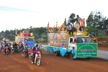 Xe hoa thắp sáng khắp nẻo đường tại huyện hội Phật giáo Đăk R'Lấp