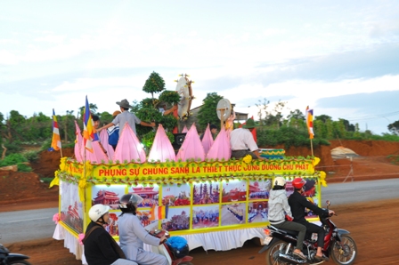 Xe hoa thắp sáng khắp nẻo đường tại huyện hội Phật giáo Đăk R'Lấp