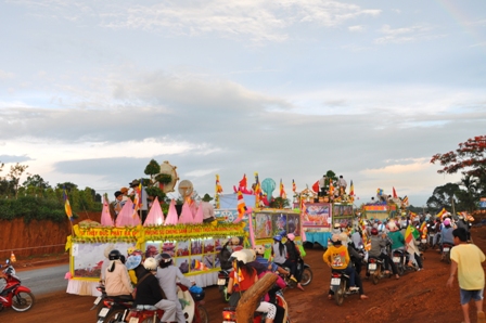 Xe hoa thắp sáng khắp nẻo đường tại huyện hội Phật giáo Đăk R'Lấp