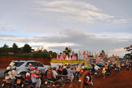 Xe hoa thắp sáng khắp nẻo đường tại huyện hội Phật giáo Đăk R'Lấp