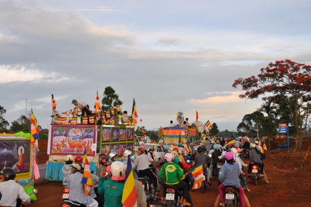 Xe hoa thắp sáng khắp nẻo đường tại huyện hội Phật giáo Đăk R'Lấp