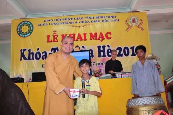 Vui Nhộn Các Trò Chơi Dân Gian Tại Khóa Tu Mùa Hè Bình Định