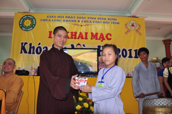 Vui Nhộn Các Trò Chơi Dân Gian Tại Khóa Tu Mùa Hè Bình Định
