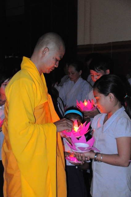 Thắp nến tri ân mùa Báo Hiếu