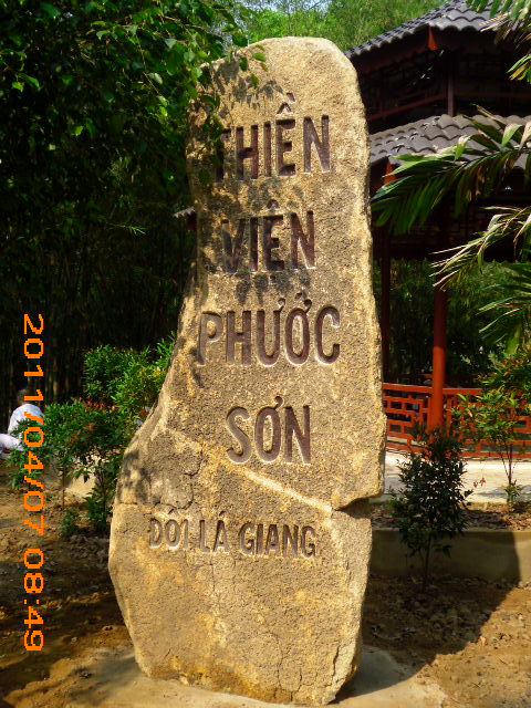 Phóng sự ảnh: Tăng Ni Phật tử thiền viện Phước Sơn tích cực bảo vệ môi trường sinh thái
