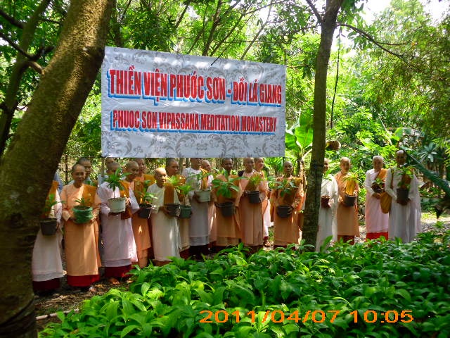 Phóng sự ảnh: Tăng Ni Phật tử thiền viện Phước Sơn tích cực bảo vệ môi trường sinh thái