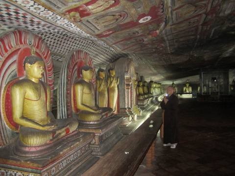 Chùm ảnh hùng vĩ Hang động và Tượng Phật đá ở Sri Lanka