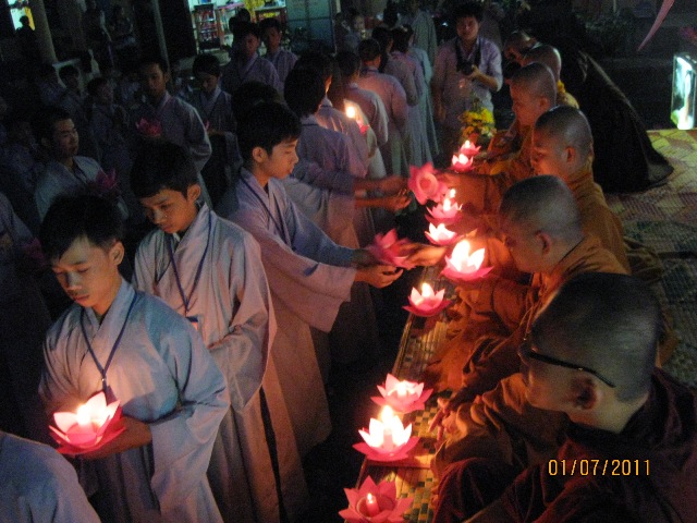Khóa tu “Búp sen non”  với đêm nguyện cầu