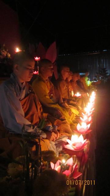 Khóa tu “Búp sen non”  với đêm nguyện cầu