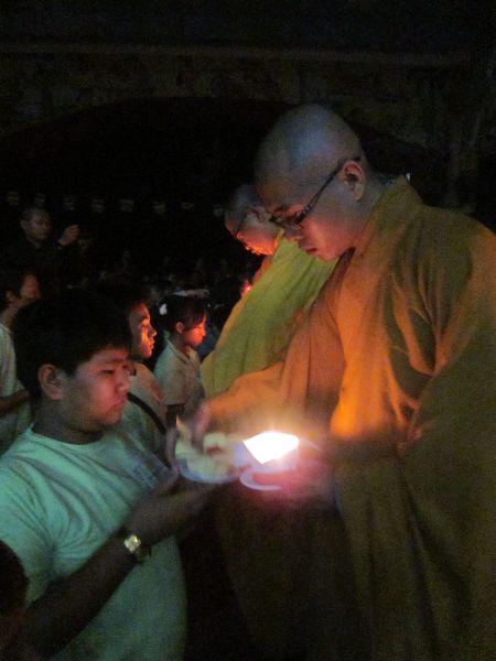 Lung linh ánh sáng huyền diệu, đêm nguyện cầu vô cùng