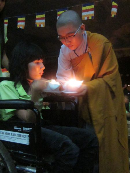Lung linh ánh sáng huyền diệu, đêm nguyện cầu vô cùng