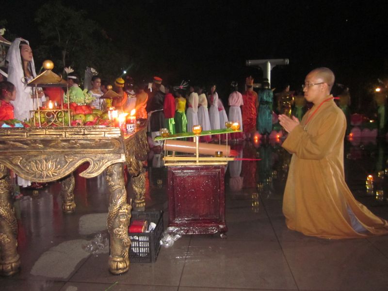 Lung linh ánh sáng huyền diệu, đêm nguyện cầu vô cùng